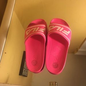 Size 8 Fila slides